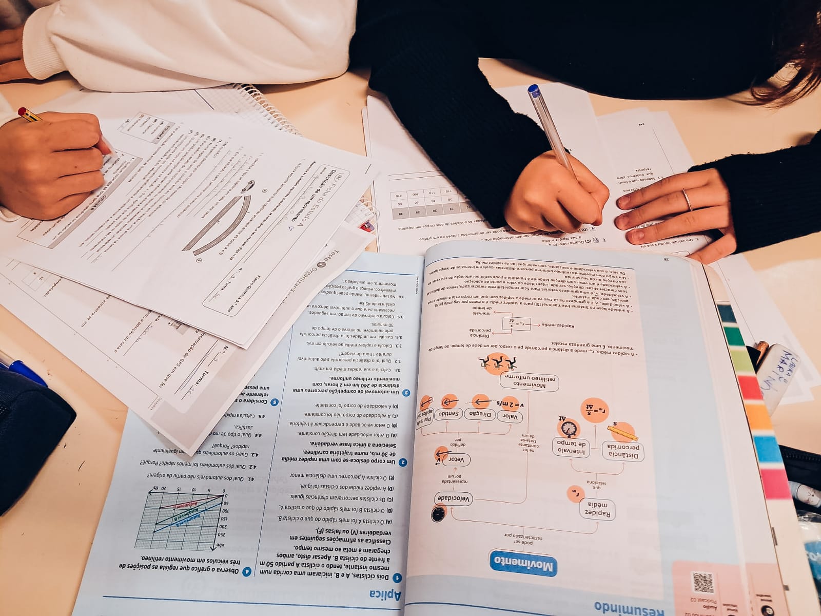 Alunos a estudar com livros e apontamentos