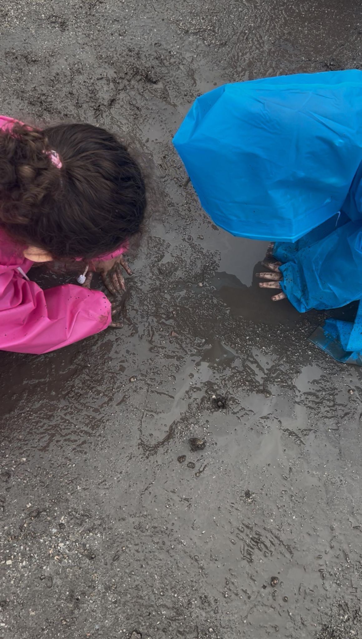 Exploração sensorial de crianças com chuva