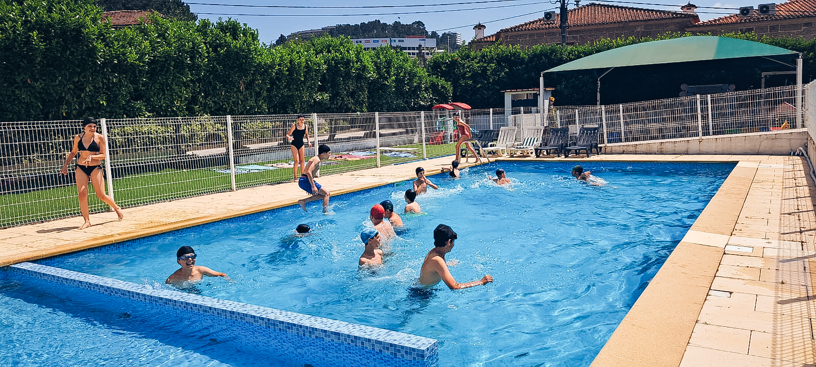 ATL com piscina e atividades aquáticas