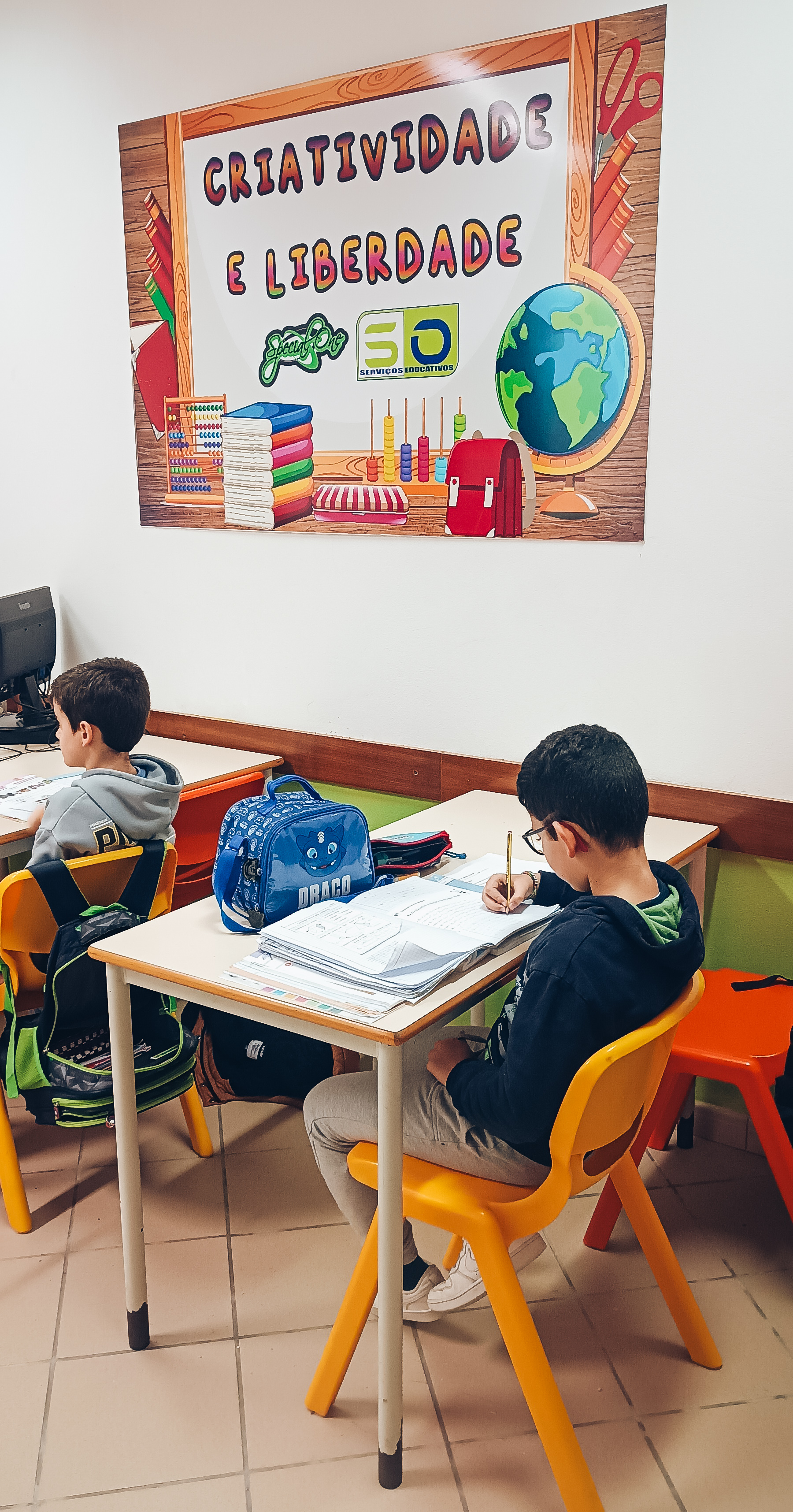 Alunos em sala de estudo na Special One